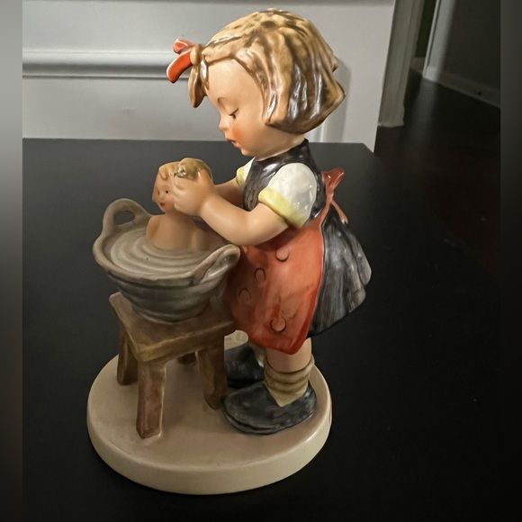 Hummel Goebel figurine “Doll bath”